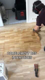 Attention, cette opération n'est à réaliser que sur des parquets collés ! 

En effet, sur les parquets cloués, le comblement ne tient pas dans le temps et fini par se détacher. 
De plus, cela empêche les échanges d'humidité entre la pièce et le vide du lambourdage, ce qui peut entraîner une trop forte humidité des lambourdes et du parquet.

Réalisé sur les bons parquets, ce comblement permet de retrouver l'aspect lisse et neuf des parquets collés et nous le préconisons dans le cadre d'une rénovation complète.

Nous utilisons le liant @blanchon_pro. 
Attention, produit solvanté : masque obligatoire ! 

#renovation #parquet #parqueteur #chantier #satisfying