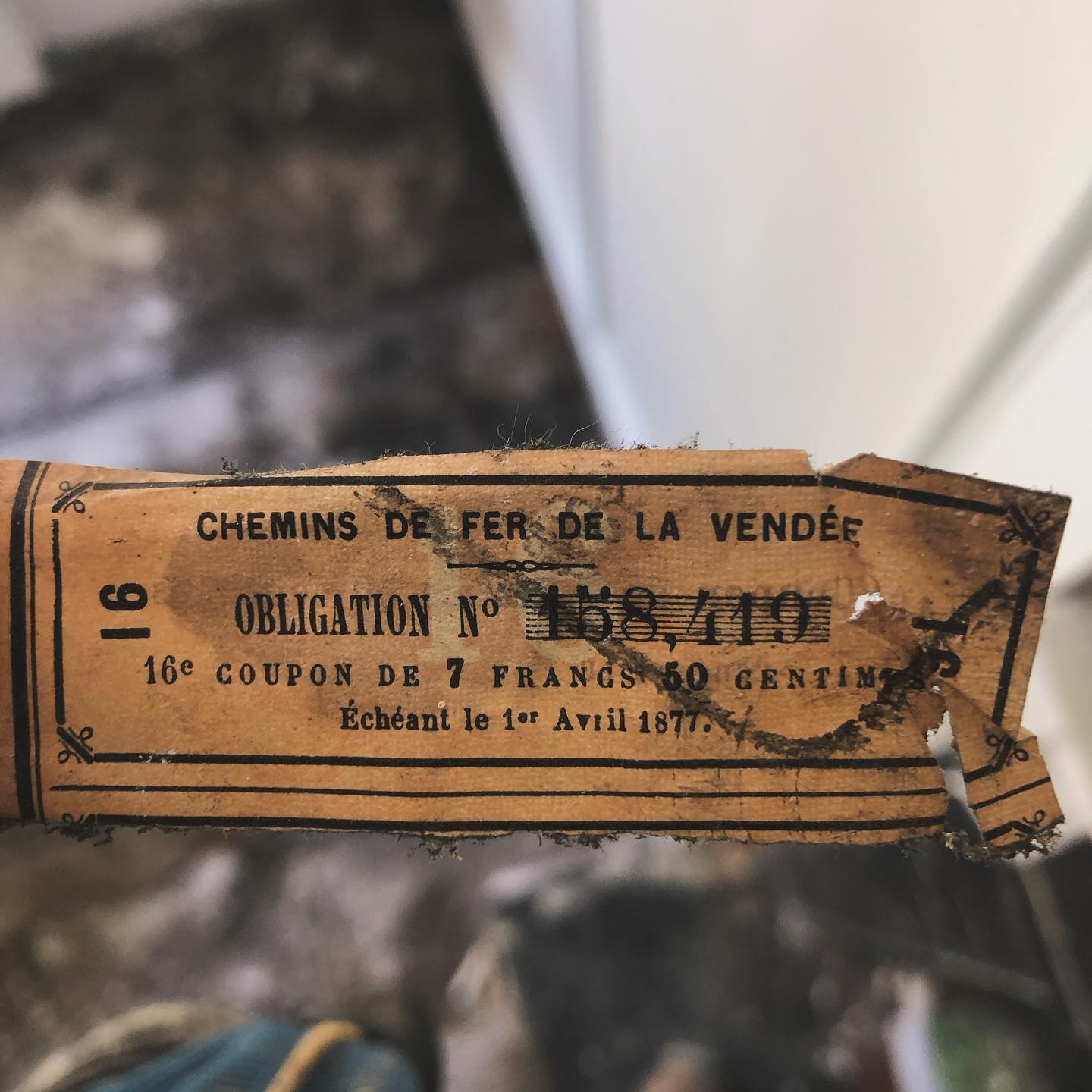 Lors de travaux de rénovation dans un immeuble parisien, nous avons dû déposer l’ensemble d’un parquet ancien. Nous avons alors découvert entre deux lambourdes un morceau de papier nous permettant de dater le parquet : une obligation des chemins de fer de la Vendée datant de 1877 ! 📜✨Ce document financier, portant le numéro 158419, représente un morceau d’histoire ferroviaire et économique. Il s’agit d’un coupon de 7 francs 50 centimes, échéant le 1er avril 1877. En tenant compte de l’inflation, cela équivaut à environ 30 euros aujourd’hui.
Les coupons attachés à ces obligations permettaient aux détenteurs de recevoir des paiements d’intérêts réguliers. Chaque coupon pouvait être détaché et présenté pour encaisser le montant indiqué, en l’occurrence 7 francs 50 centimes pour ce 16ème coupon. Cela offrait une source de revenu stable aux investisseurs sans qu’ils aient à vendre l’obligation elle-même.
L’émission de ces obligations servait à lever des fonds pour financer les projets de chemin de fer.#Histoire #Découverte #Patrimoine #CheminsDeFer #Paris #Rénovation #Numismatique #Parqueteur
@hmesclattier