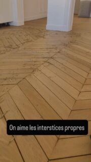 Curage des interstices à la main sur ce parquet haussmanien