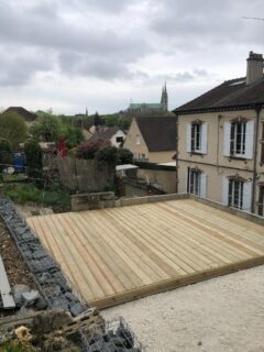 Terrasse en pin autoclave réalisée à Chartres avec vue sur la cathédrale.
Double lambourdage pour une durabilité optimale 

#terrasse #artisan #chartres #chantier