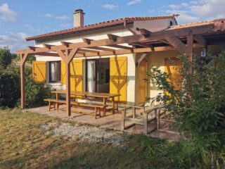 Un projet qui change de l'ordinaire.

De temps en temps, nous faisons des projets "plaisir".
C'est le cas pour cette pergola taille XL (7m x 3m) en bois exotique.
Nous avons choisi de la faire en azobe, un bois très dense possédant une excellente durabilité, idéal pour cet usage.
La poutre principale à été réalisée avec un assemblage par trait de Jupiter, afin de maximiser sa portée tout en apportant une touche esthétique à l'assemblage. 

Projet réalisé à #bordeaux 

Bois acheté chez @batiland.materiaux 

#pergola #chantier #maison #charpente