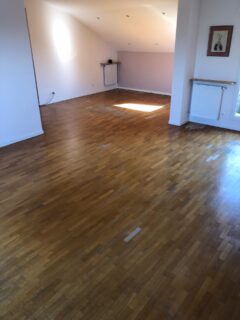 Avant/Après 
Parquet planchette très abîmé
Remplacement des zones irrécupérables, ponçage, comblement des interstices et vitrification effet nature extra mat.

Chantier réalisé à #lyon 
#parquet #renovation #parqueteur #chantier #poncage