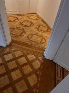 Dans cette entrée, le parquet marqueté à été abîmés par un dégât des eaux et une tentative de reparation catastrophique.
Nous n'avions pas d'autres choix que de la remplacer.
Afin d'accorder le parquet avec la chambre située à côté, notre client a choisi de poser des panneaux d'Aremberg, avec une teinte sur certaines lames.
Nous avons donc déposé le parquet, remis les lambourdes à niveau et déversé un isolant dans les espaces vides afin d'améliorer l'acoustique.
Nous avons ensuite posé les panneaux et mis en teinte après avoir minutieusement masqué les zones à faire ressortir.
La finition est un vitrificateur @bonapro.intl traffic GO

Une petite partie de la restauration 
 de l'entièreté de ce parquet bi-centenaire.

#parquet #woodworking #paris #artisanatfrancais #travaux #rénovation @hmesclattier @pilou_fpv