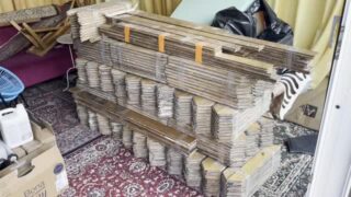 Redonnons vie à ce parquet centenaire.

Nous avons récupéré un parquet centenaire en chêne dans un appartement haussmannien.

Posé en point de Hongrie , nous l'avons recalibré (rabotage, reprise des angles, réparation des assemblages) puis posé dans une maison en Normandie.

À la demande du client qui souhaitait marquer visuellement les deux espaces de la grande pièce, nous avons incrusté deux panneaux de Versailles au sein du point de Hongrie. Cette intervention crée une démarcation élégante et codifiée entre les zones.

Pour souligner le caractère ancien du bois tout en le protégeant, nous avons appliqué une teinte sur mesure puis une vitrification. Le procédé choisi met en valeur la profondeur des veines et la richesse du chêne tout en garantissant une résistance aux usages quotidiens et un entretien facilité.

Ce projet illustre notre approche de ré-emploi: réutiliser des matériaux nobles existants permet de limiter l’empreinte environnementale tout en offrant une qualité esthétique  qu’aucune essence neuve n’égale. 

Nous associons savoir‑faire artisanal et exigence technique pour proposer des solutions sur mesure, adaptées aux attentes des architectes et architectes d’intérieur — du dessin initial à la pose finale. 

Nous restons disponibles pour étudier vos projets et imaginer ensemble des interventions en bois réemployé, respectueuses de l’environnement.