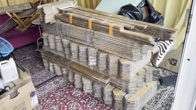 Redonnons vie à ce parquet centenaire.
Nous avons récupéré un parquet centenaire en chêne dans un appartement haussmannien.
Posé en point de Hongrie , nous l'avons recalibré (rabotage, reprise des angles, réparation des assemblages) puis posé dans une maison en Normandie.
À la demande du client qui souhaitait marquer visuellement les deux espaces de la grande pièce, nous avons incrusté deux panneaux de Versailles au sein du point de Hongrie. Cette intervention crée une démarcation élégante et codifiée entre les zones.
Pour souligner le caractère ancien du bois tout en le protégeant, nous avons appliqué une teinte sur mesure puis une vitrification. Le procédé choisi met en valeur la profondeur des veines et la richesse du chêne tout en garantissant une résistance aux usages quotidiens et un entretien facilité.
Ce projet illustre notre approche de ré-emploi: réutiliser des matériaux nobles existants permet de limiter l’empreinte environnementale tout en offrant une qualité esthétique qu’aucune essence neuve n’égale.
Nous associons savoir‑faire artisanal et exigence technique pour proposer des solutions sur mesure, adaptées aux attentes des architectes et architectes d’intérieur — du dessin initial à la pose finale.
Nous restons disponibles pour étudier vos projets et imaginer ensemble des interventions en bois réemployé, respectueuses de l’environnement.
