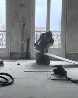Mise en place d'une isolation acoustique.

Pour ce chantier dans le 5iem arrondissement, la problématique principale était d'améliorer l'acoustique avec les voisins de dessous. 
Dans les immeubles haussmanien, la structure classique plafond plâtre - lambourde - parquet est catastrophique d'un point de vue acoustique, entre la résonance des pas et le transfert des bruits, ce n'était pas possible pour les nouveaux acquéreurs.
Nous avons donc déposé l'ensemble du parquet ancien (au demeurant assez abimé et grinçant) et mis en place une forme sèche Fermacell.

Cette solution possède de nombreux avantages, une isolation acoustique très performante, mais aussi une possibilité de mise à niveau du sol, le tout sans aucun temps de séchage.

Nous avons ensuite posé un parquet massif en point de Hongrie  afin de conserver l'esprit parisien de l'appartement.

#parquet #isolation #rénovation
