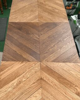 Chaque parquet commence par une conversation.

Avant de poser un parquet, on prépare en atelier des échantillons qu'on apporte au client pour en discuter ensemble. Ici, trois options — et le client qui hésite (on comprend).

C'est ça qu'on aime dans notre métier : accompagner du début à la fin. Du choix du parquet à la protection finale, en passant par la pose et la teinte. Chaque chantier est différent, chaque client aussi.

Résultat : un parquet qui lui ressemble vraiment.

Pour ce projet nous partons sur une CraftOil 2K avec un vitrificateur Trafic HD de chez @bona. Le parquet est vieilli à la main en amont, et posé "à la rondelle" pour un effet ancien. 

#Parquet #SurMesure #ArchitectureIntérieure #ArtisanatFrançais #DesignIntérieur