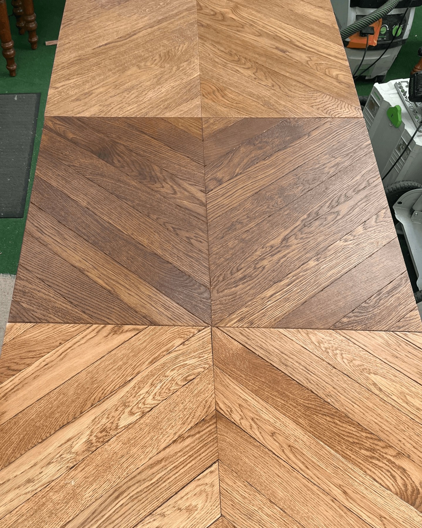 Chaque parquet commence par une conversation.

Avant de poser un parquet, on prépare en atelier des échantillons qu'on apporte au client pour en discuter ensemble. Ici, trois options — et le client qui hésite (on comprend).

C'est ça qu'on aime dans notre métier : accompagner du début à la fin. Du choix du parquet à la protection finale, en passant par la pose et la teinte. Chaque chantier est différent, chaque client aussi.

Résultat : un parquet qui lui ressemble vraiment.

Pour ce projet nous partons sur une CraftOil 2K avec un vitrificateur Trafic HD de chez @bona. Le parquet est vieilli à la main en amont, et posé "à la rondelle" pour un effet ancien. 

#Parquet #SurMesure #ArchitectureIntérieure #ArtisanatFrançais #DesignIntérieur