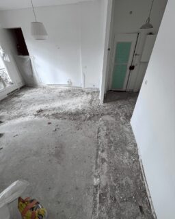 Pose et teinte d'un parquet en point de Hongrie
Dans cet appartement du 11e arrondissement, notre objectif était de lui conférer un caractère plus authentique.
Nous avons retiré le carrelage existant, réalisé un ragréage pour retrouver la planéité nécessaire à une pose collée, puis posé un parquet massif en point de Hongrie, typique des intérieurs haussmanniens.
Nous avons ensuite teinté le bois et appliqué une finition huile‑cire, offrant une protection durable, un entretien aisé et un rendu chaleureux qui met en valeur le veinage.
#parquetmassif #pointdeHongrie #artisanat #renovation