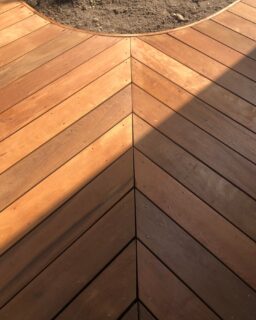 Des courbes sur une terrasse, ça ne s'improvise pas.

Pour cette terrasse de 60m² dans la région bordelaise, le client avait deux exigences : un bois très durable et des formes courbes. Nous avons choisi l'itaúba, un bois exotique particulièrement résistant.

La vraie difficulté ? Les lames de rive. Ce sont elles qui finissent proprement le bord de la terrasse — et il était hors de question de les remplacer par de simples lames droites dissimulées en dessous.

On a donc construit une étuve et des moules en atelier, et après de nombreux tests, on a réussi à courber les lames avec des rayons parfois impressionnants.

Résultat : une terrasse posée sur double lambourdage, avec des lames de rive vraiment courbées. Propre, durable, et franchement beau.

#Terrasse #BoisExotique #itaúba #ArtisanatFrançais #Construction