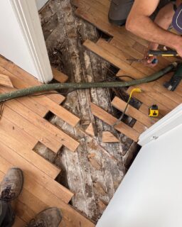 Disparition d'anciennes cloisons.
Cet appartement a été entièrement repensé et les cloisons ont par conséquent été déplacées de manière assez drastique.
Il a donc fallu faire disparaitre les anciennes trouée de cloison. Nous avons déposé les lames en "escalier" afin de fondre le raccord avec l'existant. Des lames anciennes ont ensuite été utilisées pour faire le raccord, et après ponçage, c'est comme si elles avaient toujours été la !
Ce type de raccord demande un certain savoir faire, par exemple sur l'évaluation du support. Ici les lambourdes permettaient la pose directe, mais il faut parfois remettre des lambourdes, retailler des rainures-languette etc..