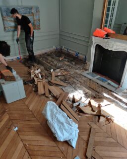 Malheureusement, on ne peut pas toujours rénover un parquet 

Sur ce chantier, la couche d'usure était trop fine et les lames trop abîmées pour envisager un ponçage. le parquet était donc en  fin de vie et un remplacement s'imposait.

Nous avons déposé l'ensemble du parquet, qui a été récupéré par Alexandre Bouton pour @la_remanufacture  afin d'être utilisé dans la fabrication de meubles up-cyclé. 

Nous avons également retiré les lambourdes et les solins, jusqu'à retrouver l'aire en plâtre qui forme la structure du bâtiment.

Nous avons ensuite mis en oeuvre une forme sèche à l'aide de granulés @fermacell.
Cette technique présente plusieurs avantages, en particulier sur les bâtiments anciens :
- une isolation phonique inégalée
- un confort de marche supérieur à une chape traditionnelle
- une intervention plus respectueuse du bâti existant
- une empreinte écologique réduite par rapport à une chape ciment 
- une absence de temps de séchage, très importante sur ce type de chantier ou aucun autre corps d'état n'intervient

Suite du chantier dans le prochain post, avec la mise en œuvre du parquet.

#Parquet #SurMesure #ArchitectureIntérieure #ArtisanatFrançais #DesignIntérieur