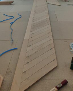 Sur la forme sèche réalisée précédemment, place à la pose du parquet.

Nous avons choisi un parquet massif, fabriqué en France avec des chênes issu des forets de bourgogne.Nous l'avons vieilli artificiellement, afin de s'accorder avec le caractère du lieu. 

Le parquet a été fabriqué sur-mesure en fonction des dimensions de la pièce afin d'obtenir uniquement des travées complètes, et de s'aligner parfaitement avec les cloisons et la cheminée. Cheminée qui a bien sur reçu un encadrement taillé sur mesure.

Il a ensuite été posé avec des écarts volontaires entre certaines lames. Ce détail, qui peut surprendre au premier regard, reproduit le jeu naturel que l'on retrouve sur les parquets anciens, dû aux variations d'hygrométrie au fil des décennies.

Cette pose demande plus de temps et d'attention qu'une pose classique : chaque lame est positionnée en tenant compte du rendu d'ensemble. Cette technique permet  un aspect ancien qui s'accord avec l'esprit Haussmannien de l'appartement.

Suite du chantier dans le prochain post, avec la mise en teinte et la finition.

#Parquet #SurMesure #ArchitectureIntérieure #ArtisanatFrançais #DesignIntérieur